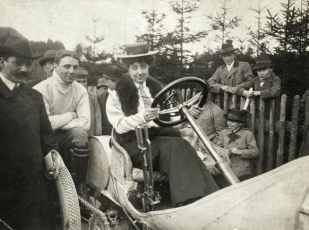 Mercedes Jellinek (1889 bis 1929) auf einem Mercedes Grand-Prix-Rennwagen aus dem Jahr 1906.